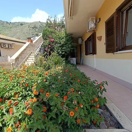 度假居 Sicily & Sun Taormina 勒托阳尼