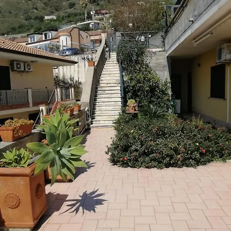 Sicily & Sun Taormina 度假居 *